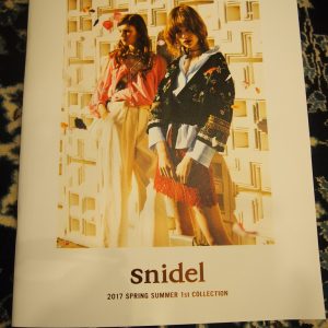 snidelのコレクションブックに当店の絨毯が使われました！の画像