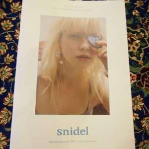 snidelのコレクションブックに当店の絨毯が使われました！②の画像